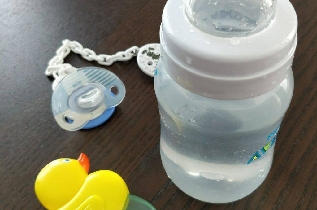 Voda a dojča, bábätko prijíma dostatok tekutín vo forme materského alebo umelého mlieka