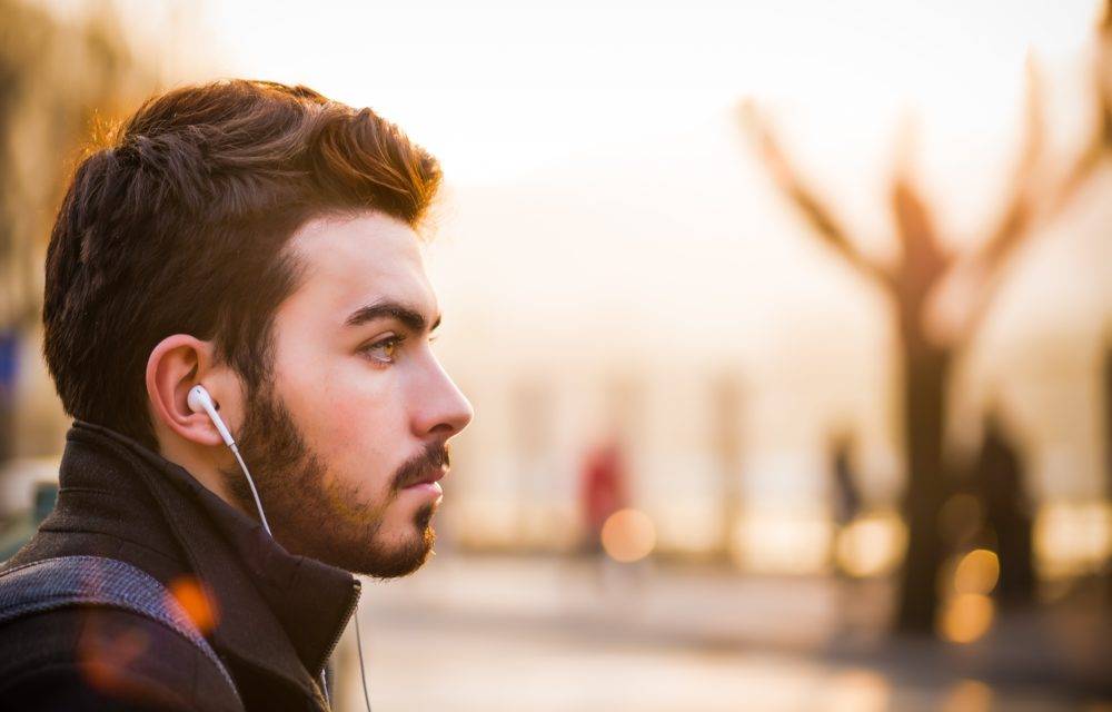 Sluch je veľmi citlivý na hlučné zvuky. Poškodenie sluchu hlukom môže spôsobiť aj počúvanie hudby v hornej časti rozsahu vášho prehrávača. 